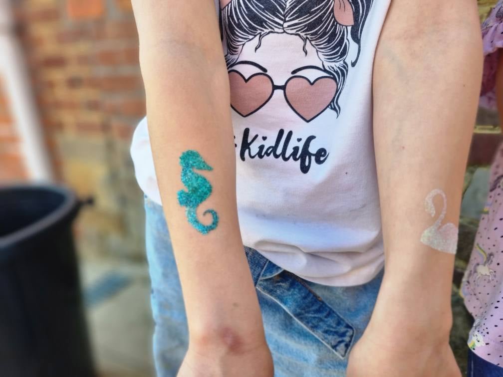 Glinsterkadeetjes voorzien ook de kleinste tattoo liefhebbers van glitter tattoos