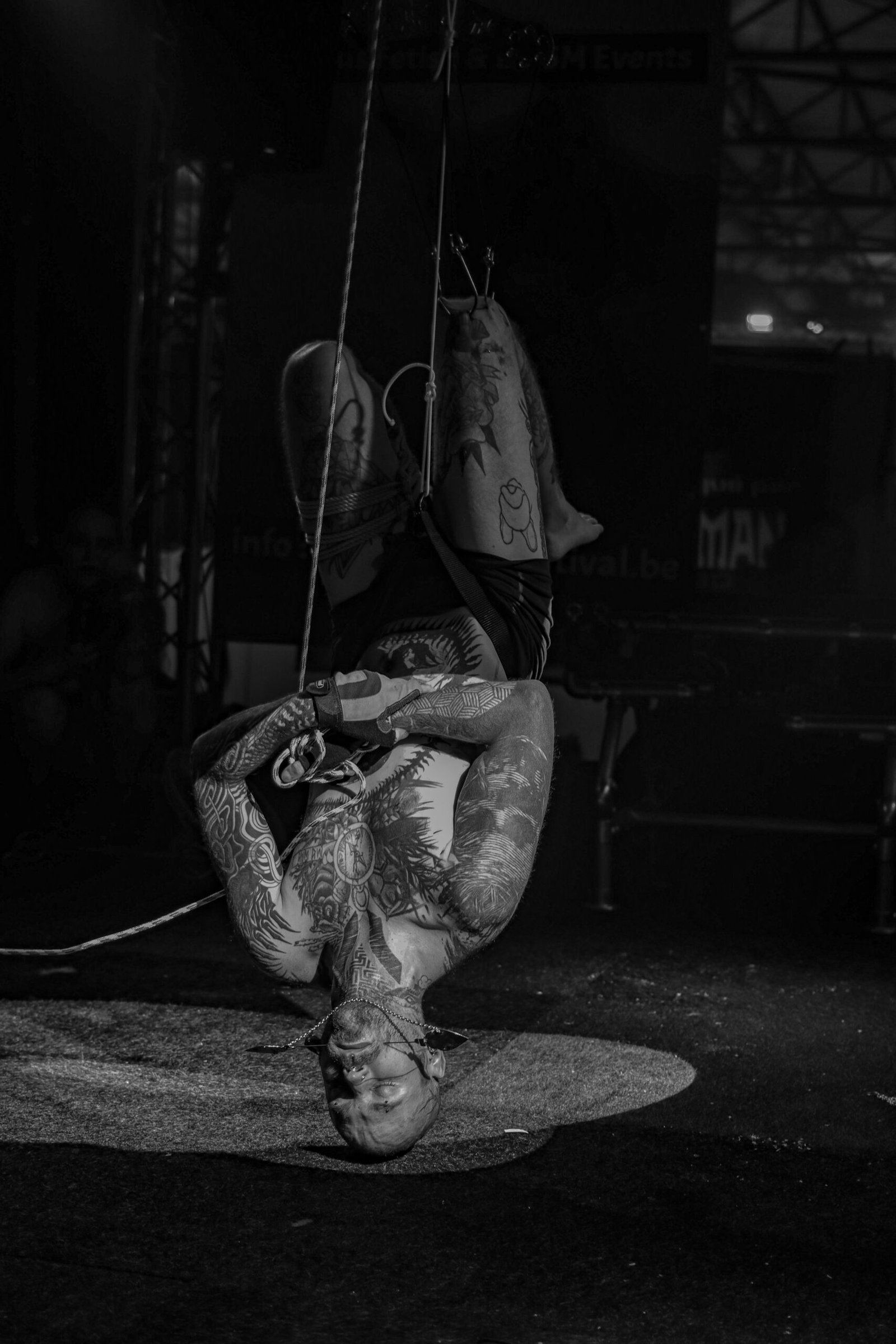 Burning Moon Body Art komen een verbluffende Body Suspension act voorstellen op de Lokerse Tattoo Conventie